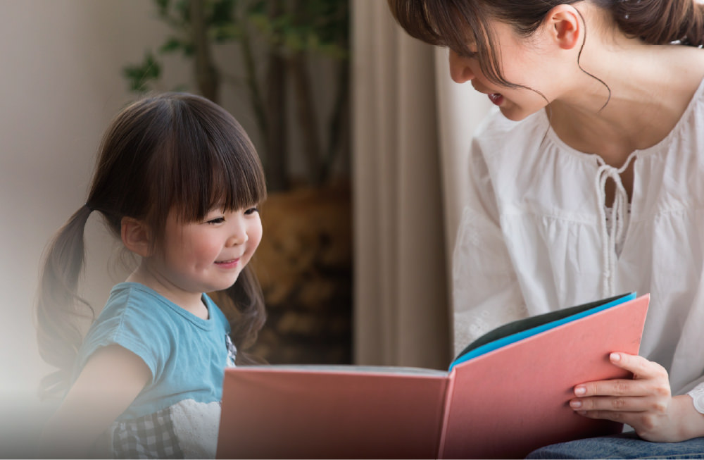 読み聞かせもできる本棚