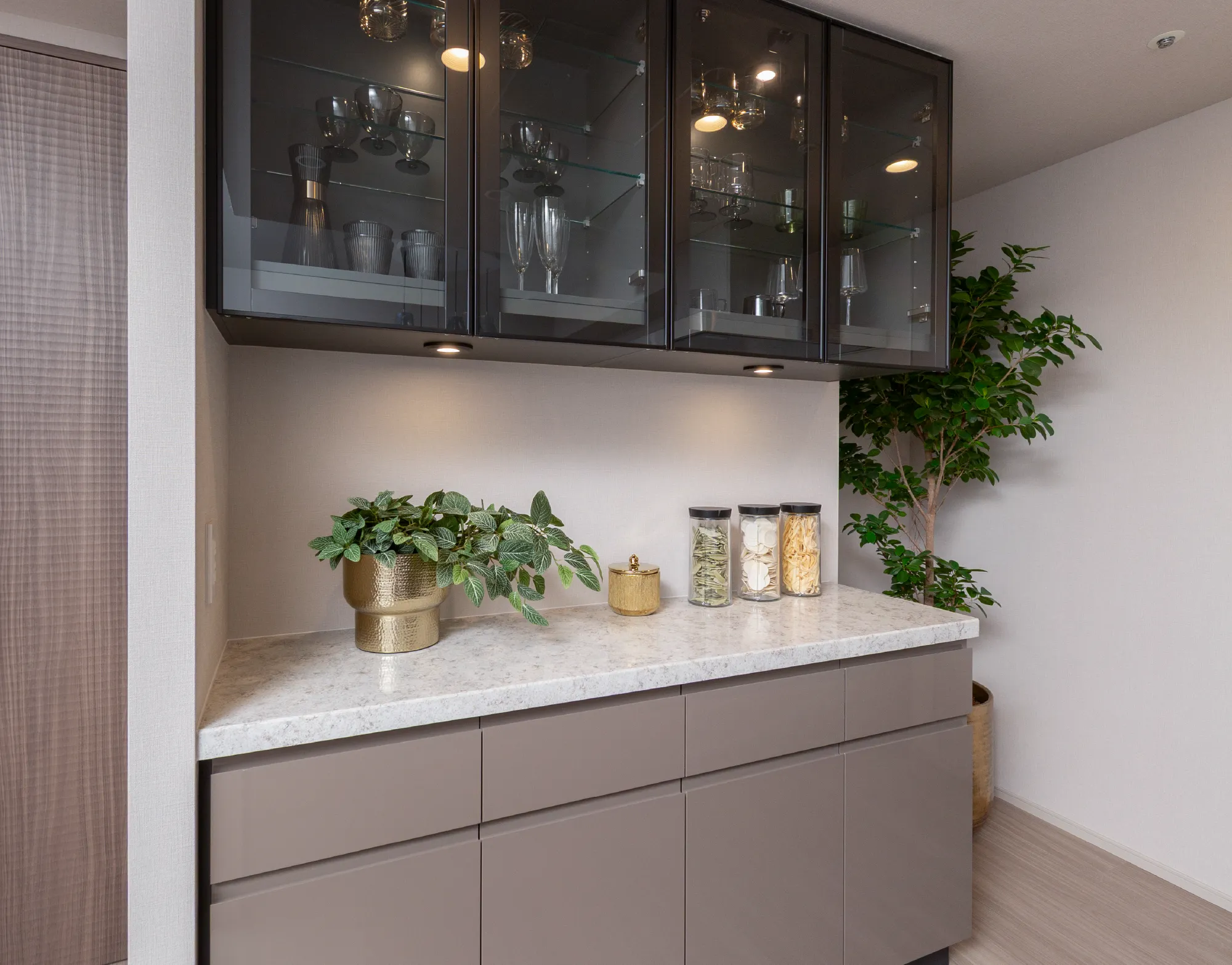 カウンター付背面食器棚