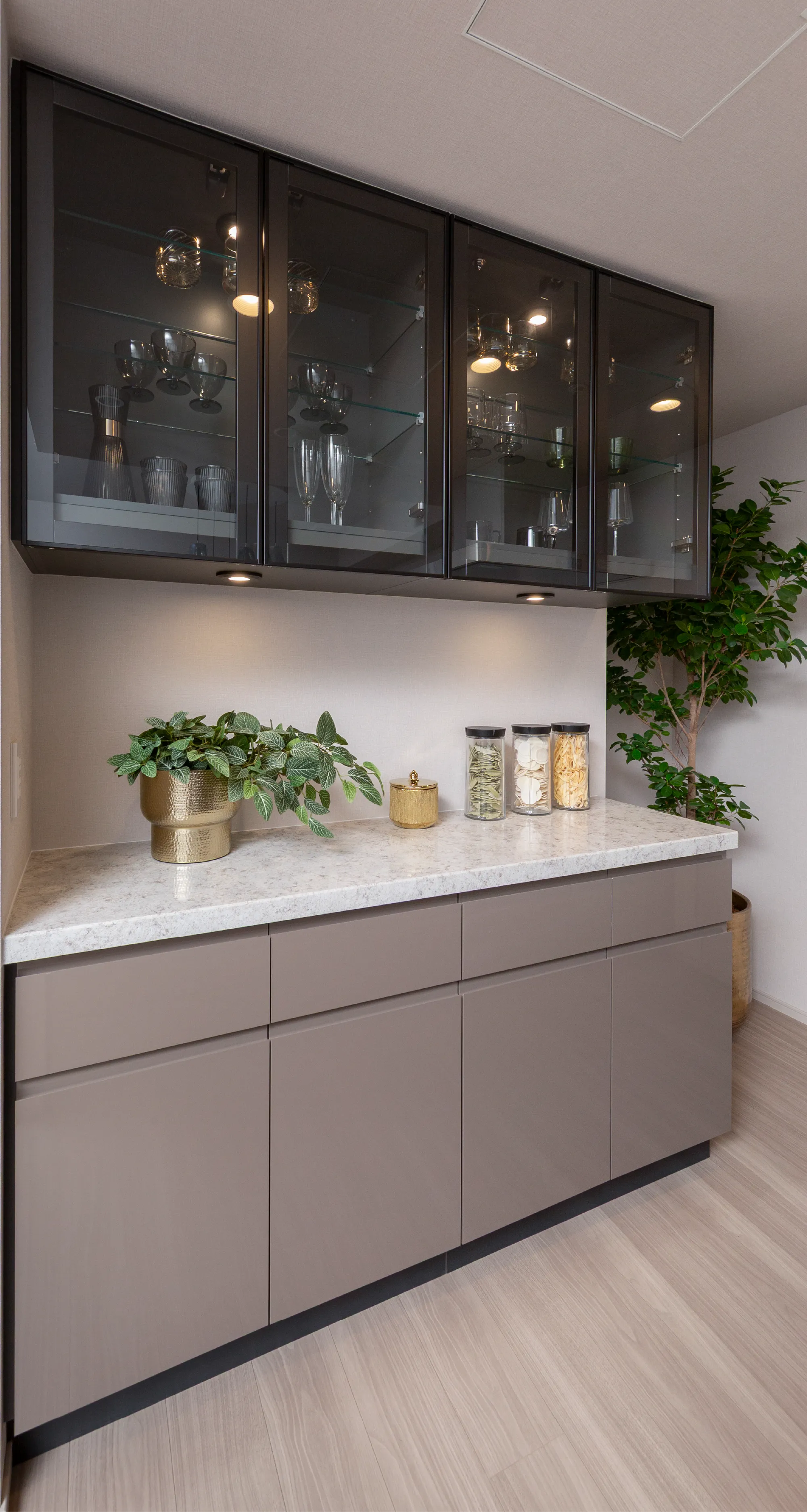 カウンター付背面食器棚